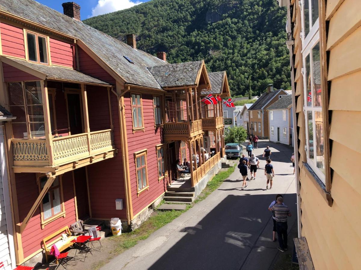 Den Gule Krambua - Gamle Laerdalsoyri - Main Street Old Town 아파트 외부 사진